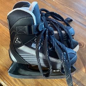 NWOT Softec Insulated Hockey skates. Worn 3-5 times, perfect condition skates.